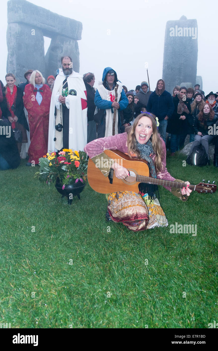 Stonehenge Wiltshire UK 23. September 2014. UK-Wetter: Neblig starten um die Herbst-Tagundnachtgleiche in Stonehenge in Wiltshire, obwohl es nicht die Zeremonien zu stoppen. Bildnachweis: Paul Chambers/Alamy Live-Nachrichten Stockfoto