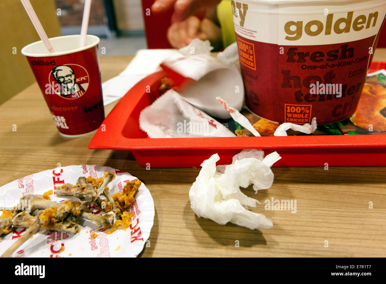 Essensreste auf einem Tablett, Kaffeetasse, KFC-Eimer KFC-Abfall Stockfoto
