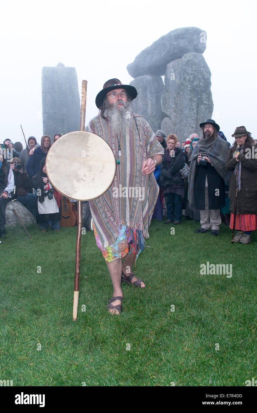 Stonehenge Wiltshire UK 23. September 2014. UK-Wetter: Neblig starten um die Herbst-Tagundnachtgleiche in Stonehenge in Wiltshire, obwohl es nicht die Zeremonien zu stoppen. Bildnachweis: Paul Chambers/Alamy Live-Nachrichten Stockfoto