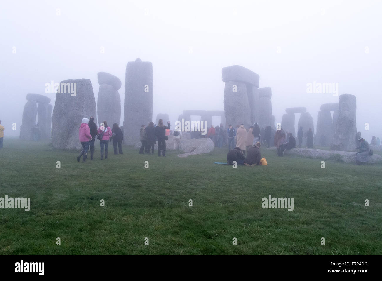 Stonehenge Wiltshire UK 23. September 2014. UK-Wetter: Neblig starten um die Herbst-Tagundnachtgleiche in Stonehenge in Wiltshire, obwohl es nicht die Zeremonien zu stoppen. Bildnachweis: Paul Chambers/Alamy Live-Nachrichten Stockfoto