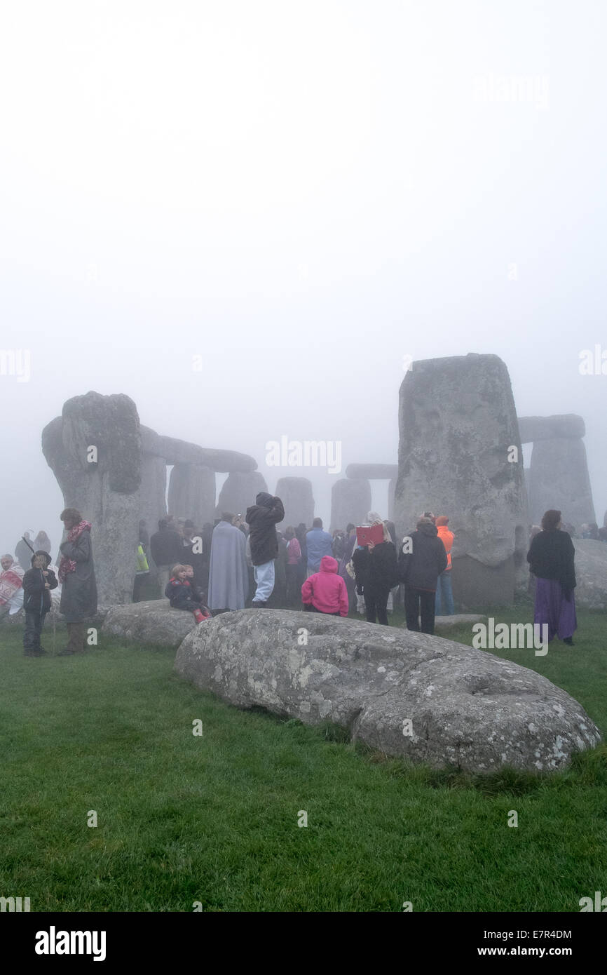 Stonehenge Wiltshire UK 23. September 2014. UK-Wetter: Neblig starten um die Herbst-Tagundnachtgleiche in Stonehenge in Wiltshire, obwohl es nicht die Zeremonien zu stoppen. Bildnachweis: Paul Chambers/Alamy Live-Nachrichten Stockfoto