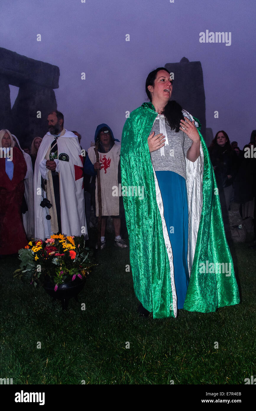 Stonehenge Wiltshire UK 23. September 2014. UK-Wetter: Neblig starten um die Herbst-Tagundnachtgleiche in Stonehenge in Wiltshire, obwohl es nicht die Zeremonien zu stoppen. Bildnachweis: Paul Chambers/Alamy Live-Nachrichten Stockfoto