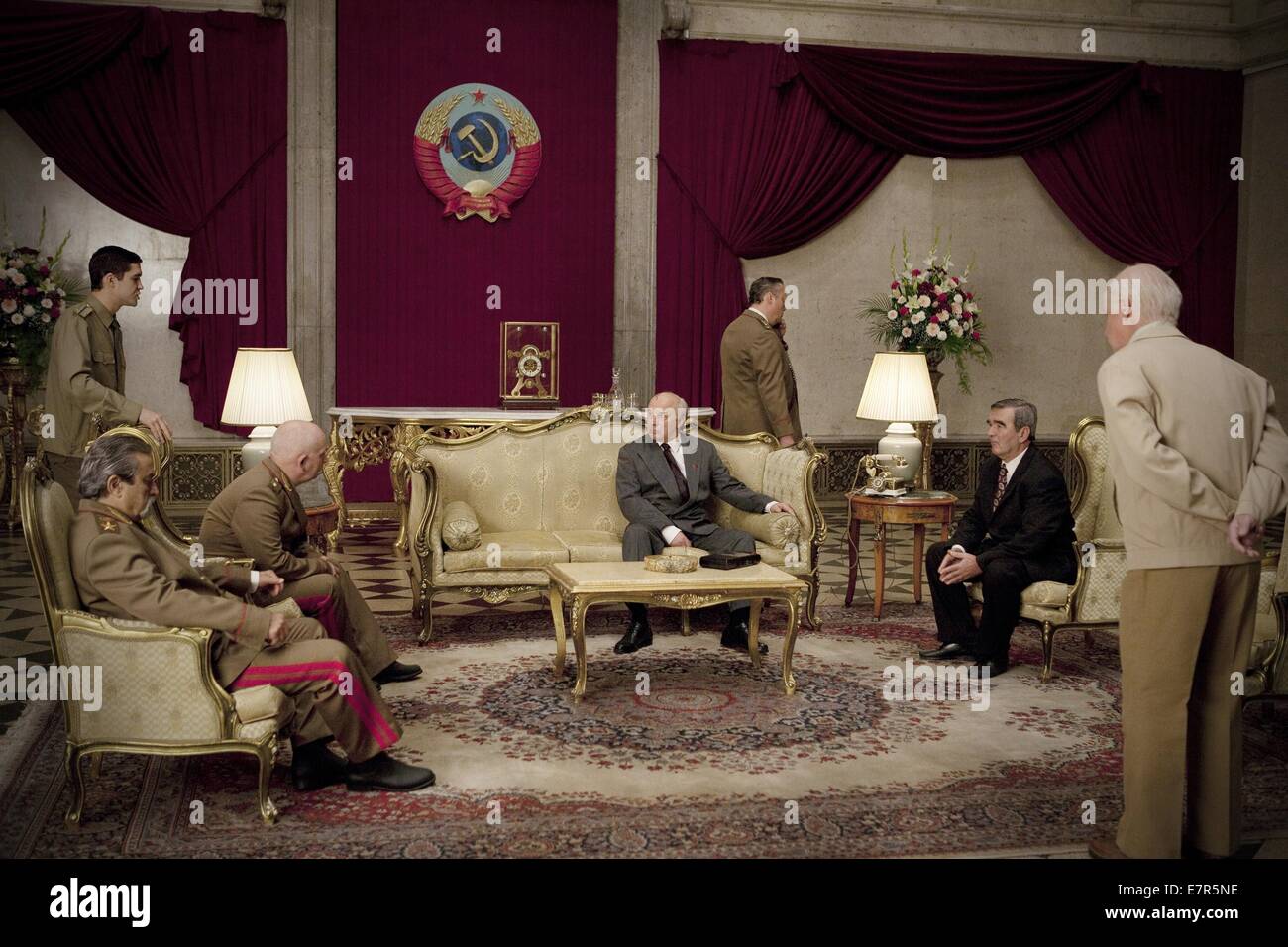 Hundraåringen Som Klev Ut Genom Fönstret Och Försvann der hundertjährige, der aus dem Fenster und verschwand Jahr kletterte: 2013 Schweden Direktor: Felix Herngren Sigitas Rackys, Robert Gustafsson Stockfoto