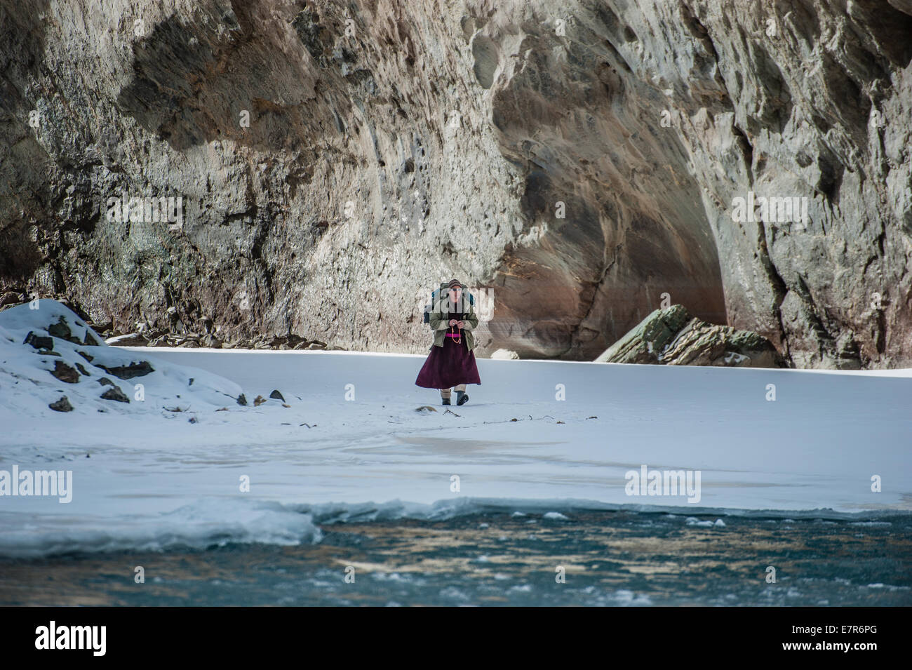 Person vor Ort ist Fuß auf den zugefrorenen Zanskar-Fluss während Chadar Trek. Stockfoto