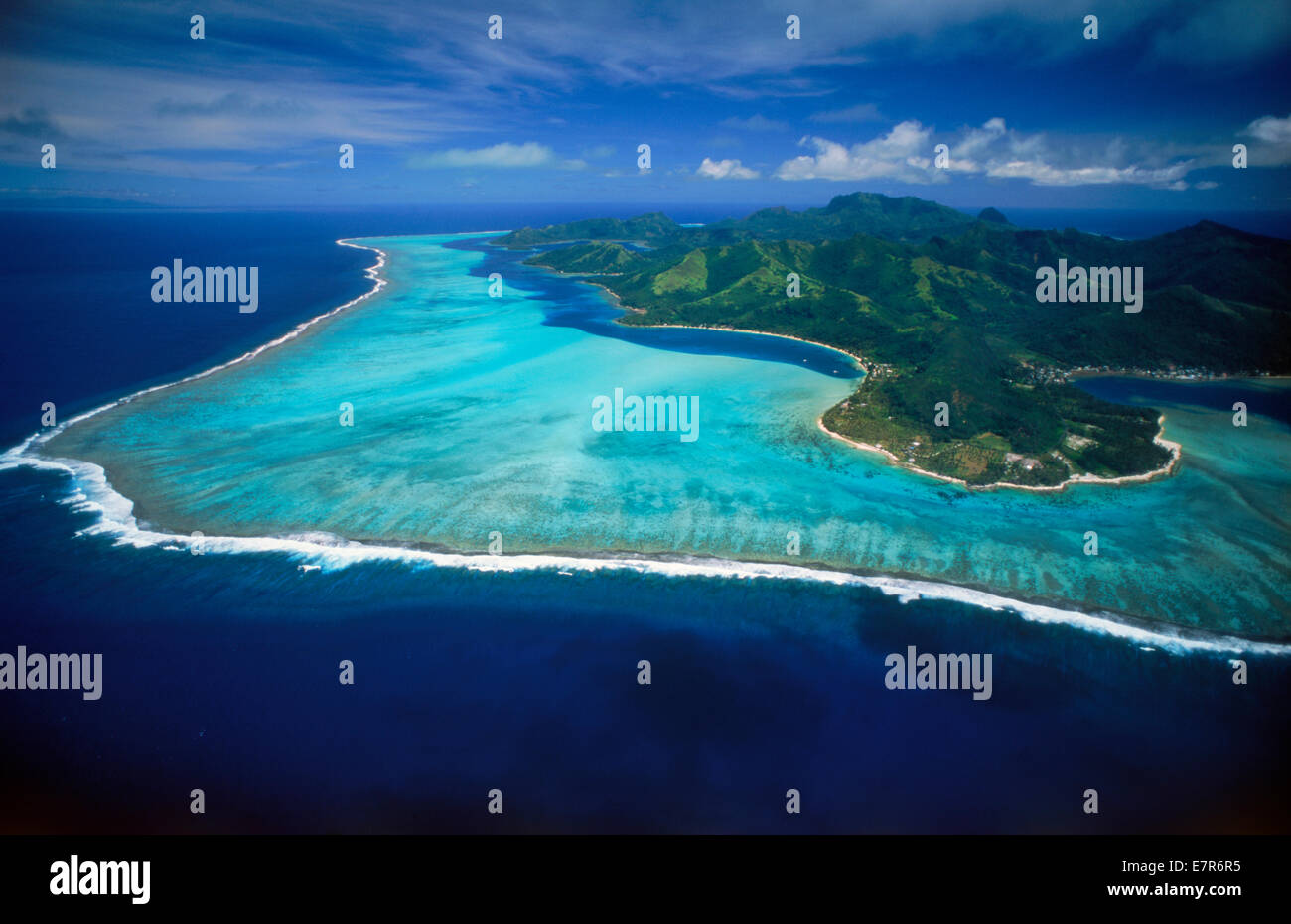 Luftaufnahme der Insel Huahine verankert in der blauen Südsee im Französisch-Polynesien Archipel auch genannt Gesellschaftsinseln Stockfoto