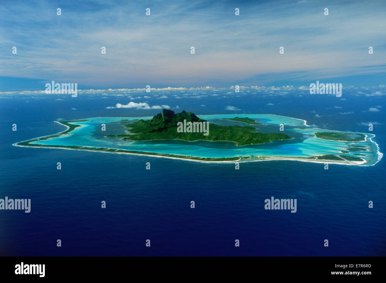 Luftaufnahme der Insel Bora Bora verankert in blauen Südsee im Französisch-Polynesien Archipel auch genannt Gesellschaftsinseln Stockfoto