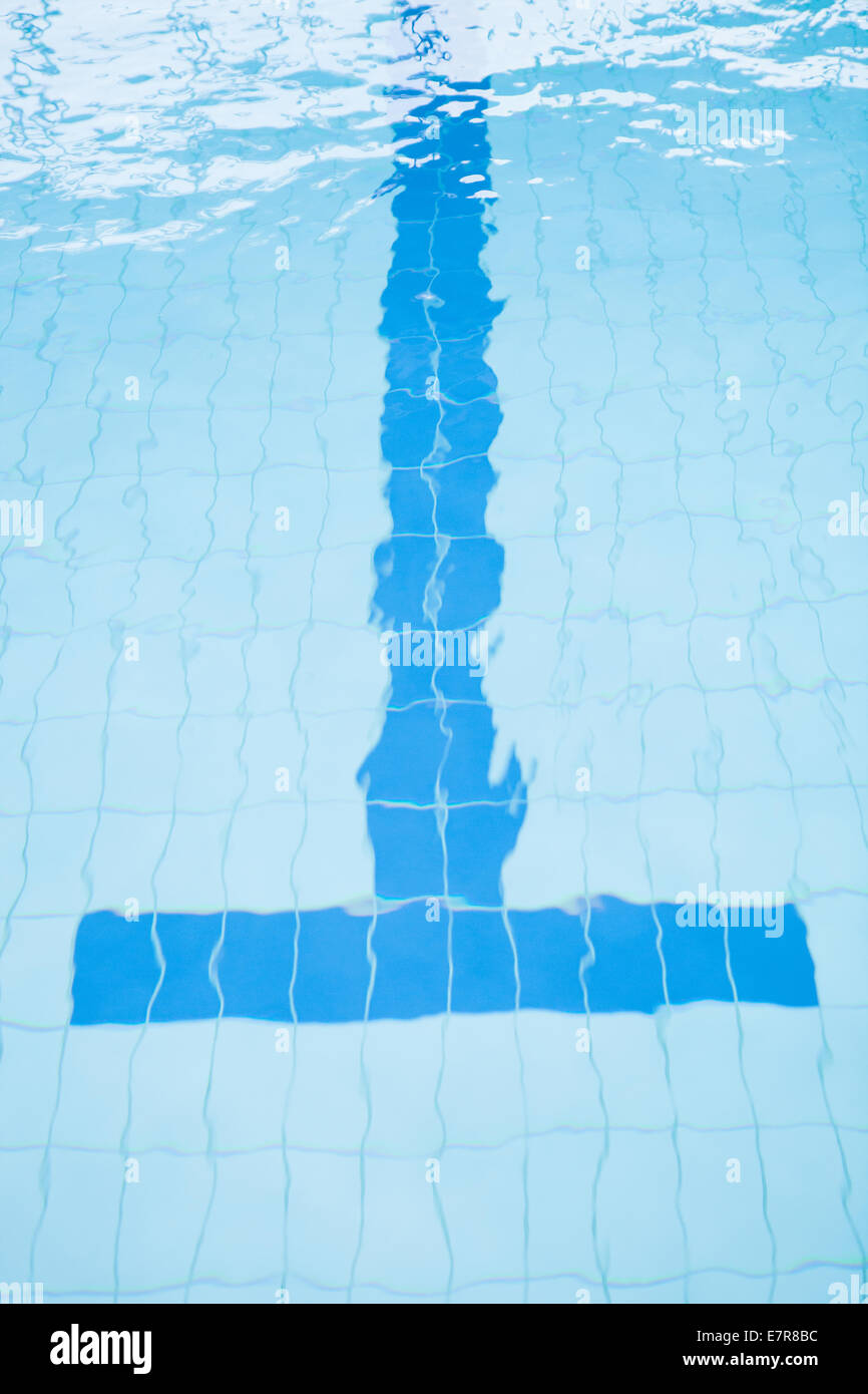 Lane Fazit am Ende des Schwimmbad mit T-Form leicht verzerrt durch Wasser Stockfoto