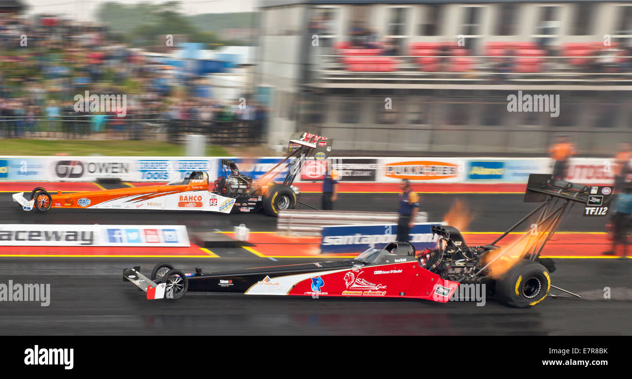 Top Fuel Dragracing in Santa Pod. Duncan Micallef Beifahrerseite, Mikael Kagered jenseits. Stockfoto