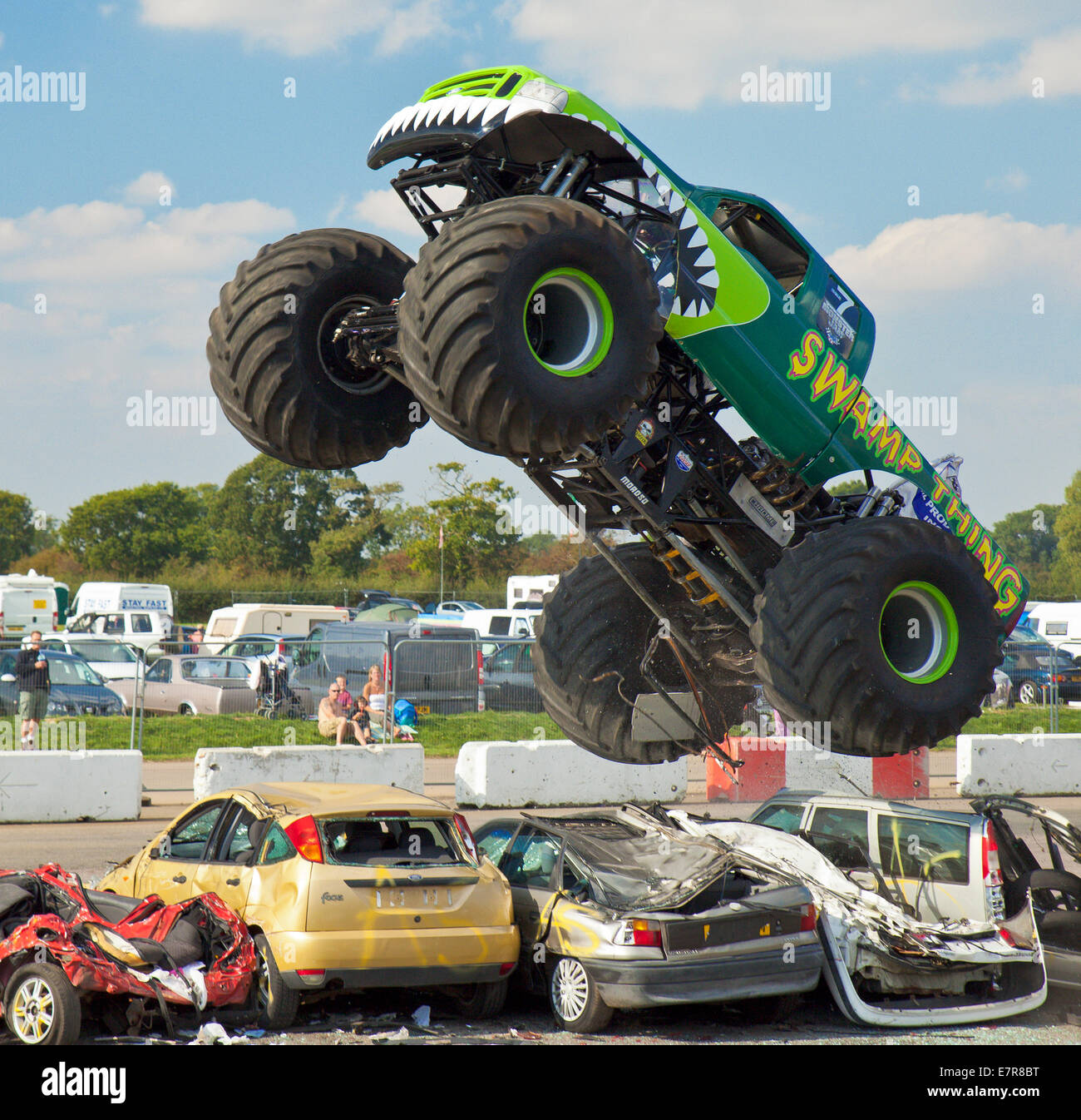 Monster-Truck genannt Swamp Thing von Tony Dixon, erklingt in Santa Pod angetrieben. Stockfoto