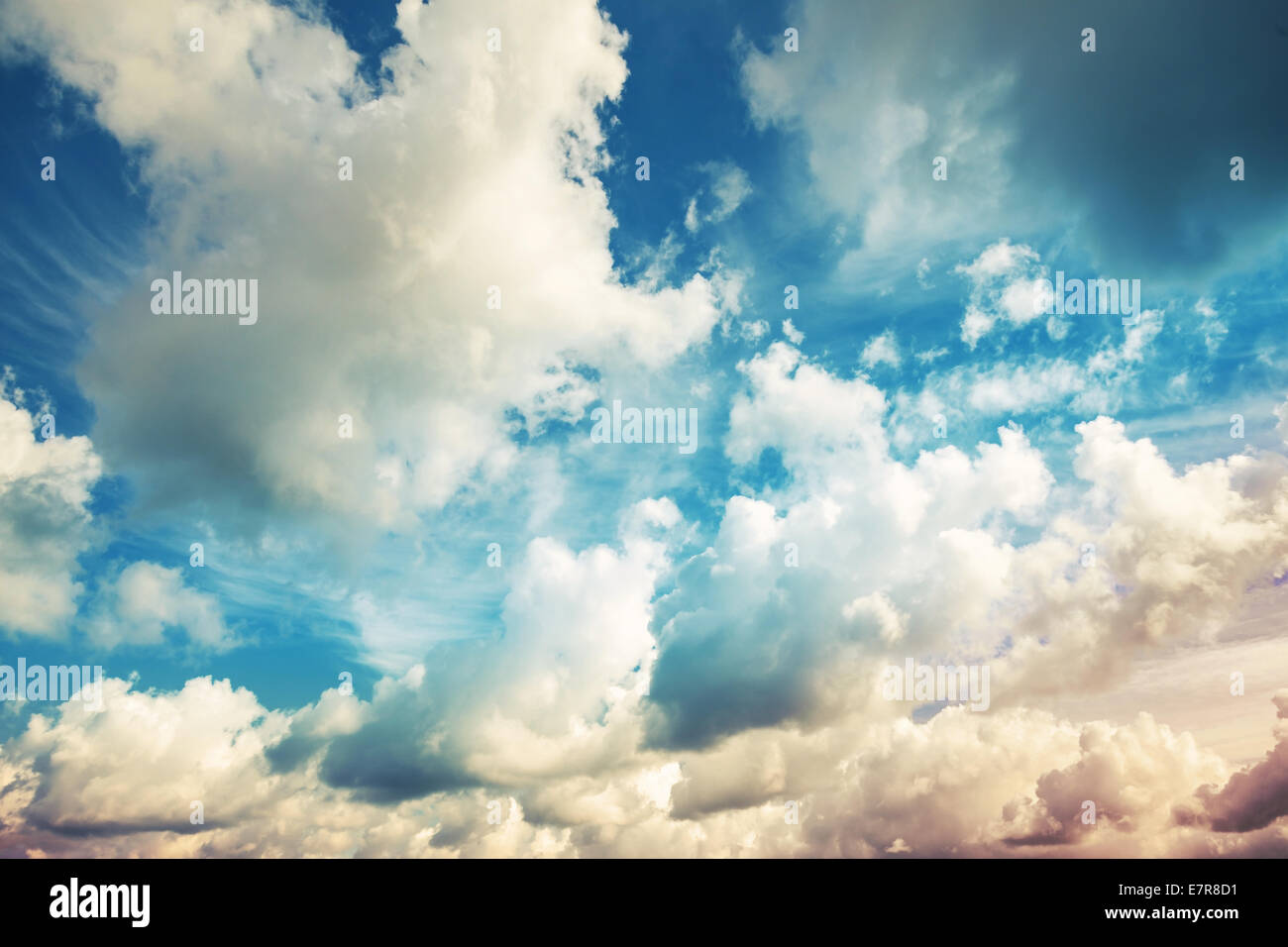 Strahlend blauen bewölkten Himmel, getönten Vintage Fotohintergrund Stockfoto