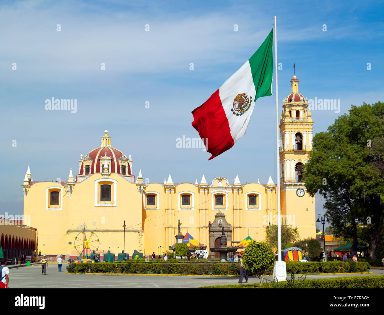 Die geräumigen Zocalo von Cholula mit Kirche San Pedro und Portal Guerreo Stockfoto