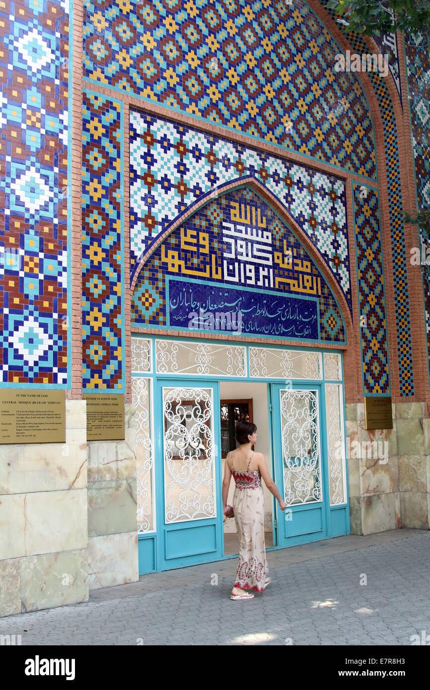 Eine Frau geht vorbei an der Einfahrt zur blauen Moschee (auch bekannt als die Zentralmoschee) in Yerevan, Armenien. Stockfoto