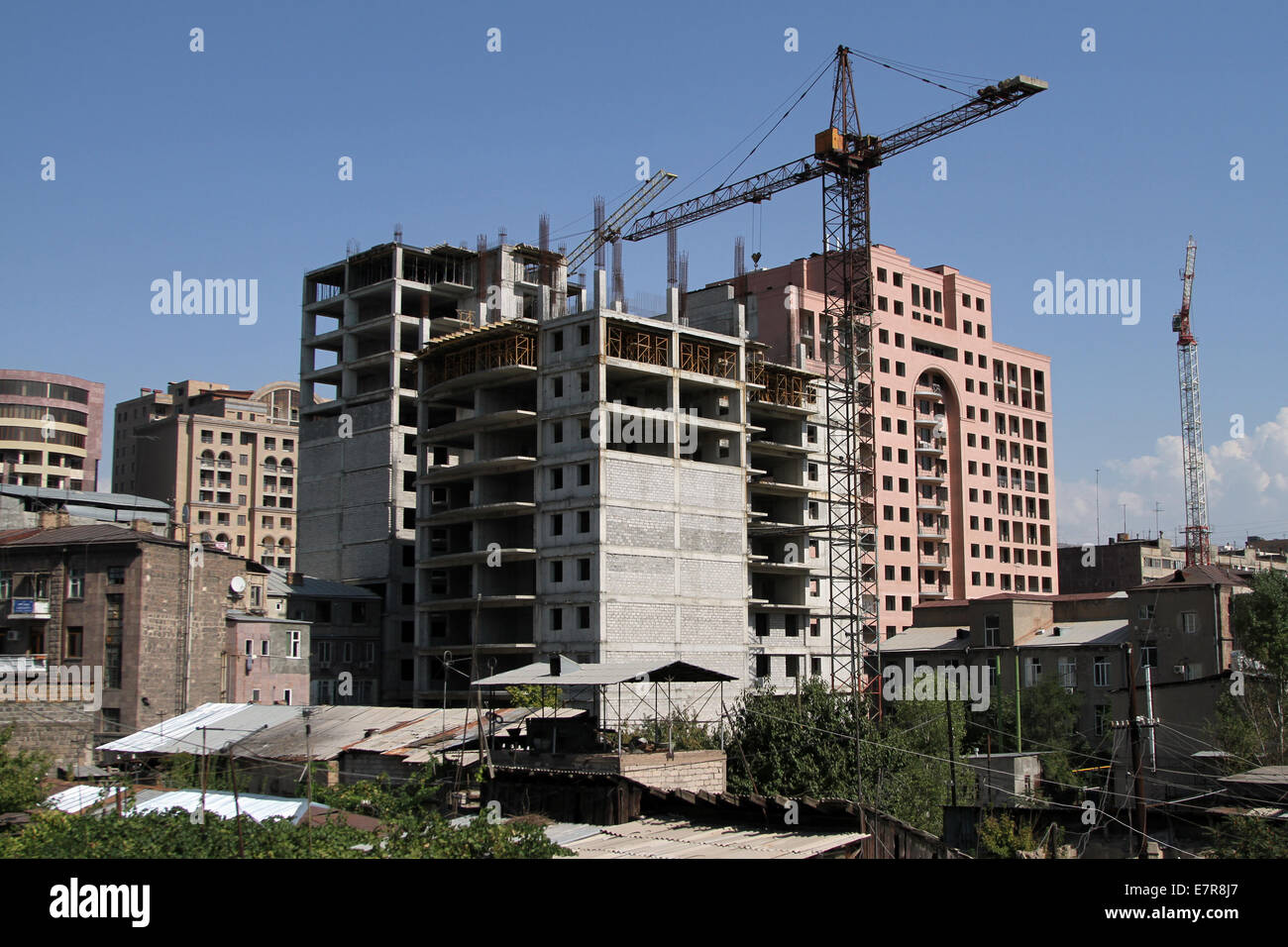 Arbeit geht weiter auf den Bau eines Wohnblocks in zentralen Yerevan, Armenien, Montag, 15. September 2014 Stockfoto