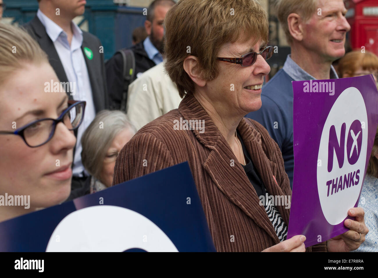 Anti-schottische Unabhängigkeit Fans beobachten Jim Murphy MP anlässlich einer Nein danke-Veranstaltung in Edinburgh. Stockfoto