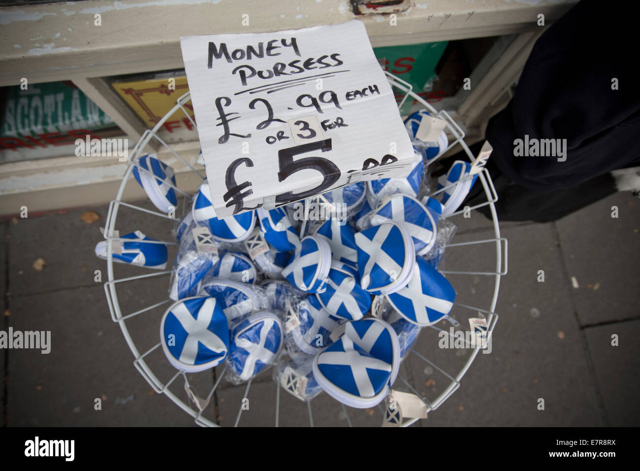Geld-Taschen zum Verkauf an einen Souvenir-Shop in Forrest Road, Edinburgh. Die Geldbörsen trug das schottische Andreaskreuz Flaggendesign auf sie. Stockfoto