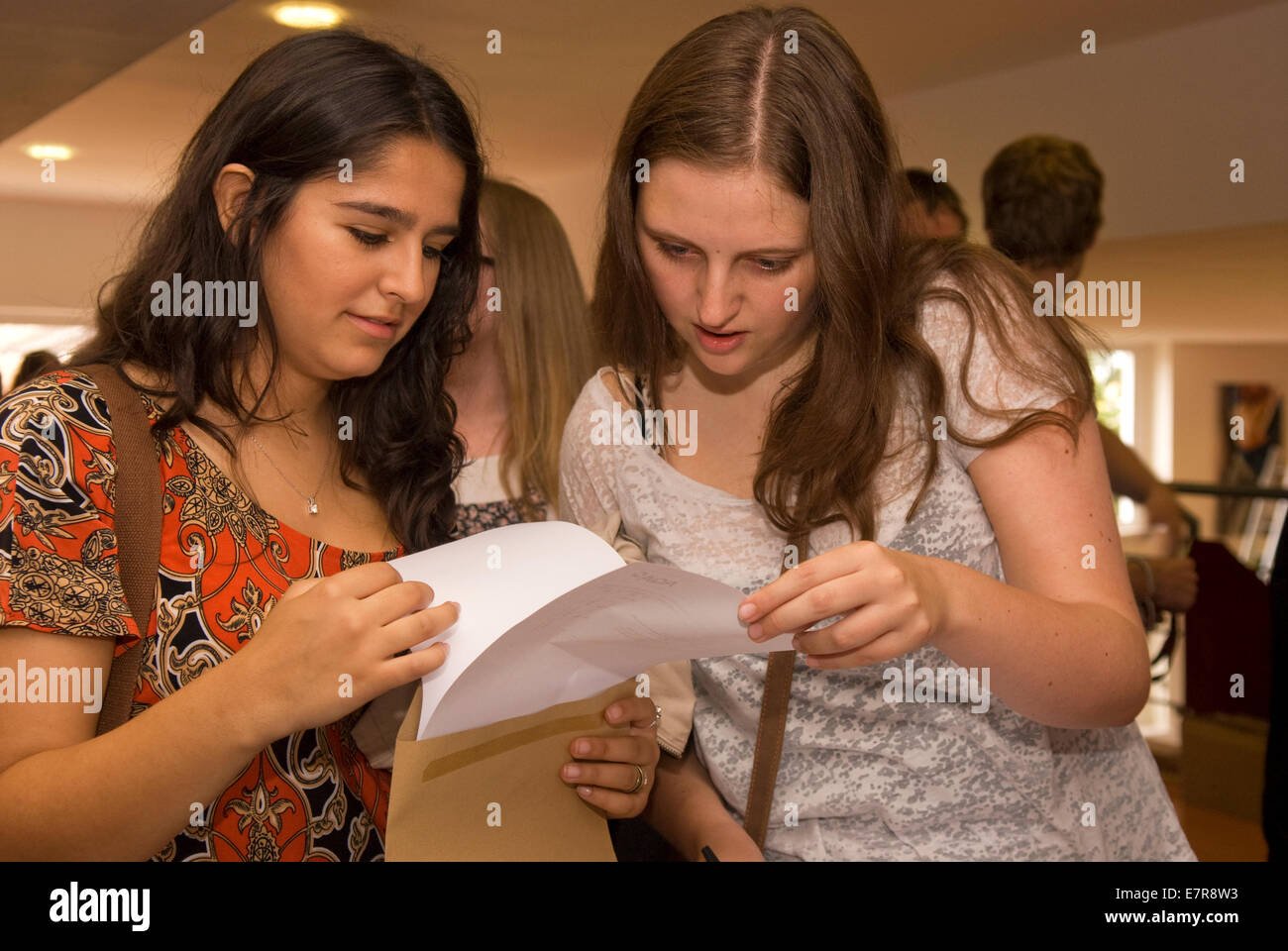 Studenten, die ihre A-Level-Ergebnisse von 2014 durchlesen, Farnham, Surrey, Großbritannien. Stockfoto