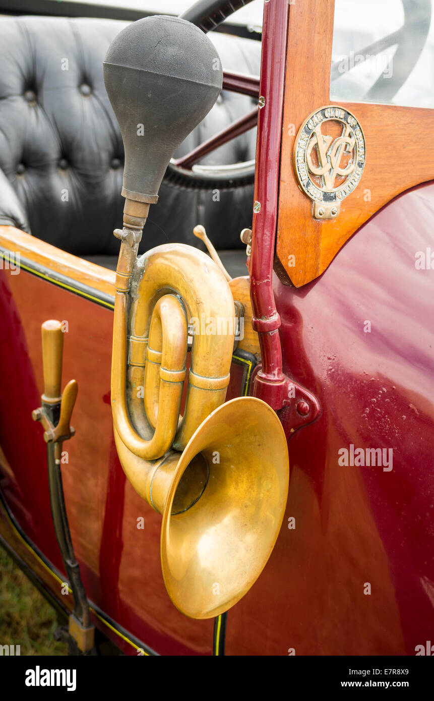 Auf Seite eines alten französischen Automobils auf einer englischen alten Windhorn Stockfoto