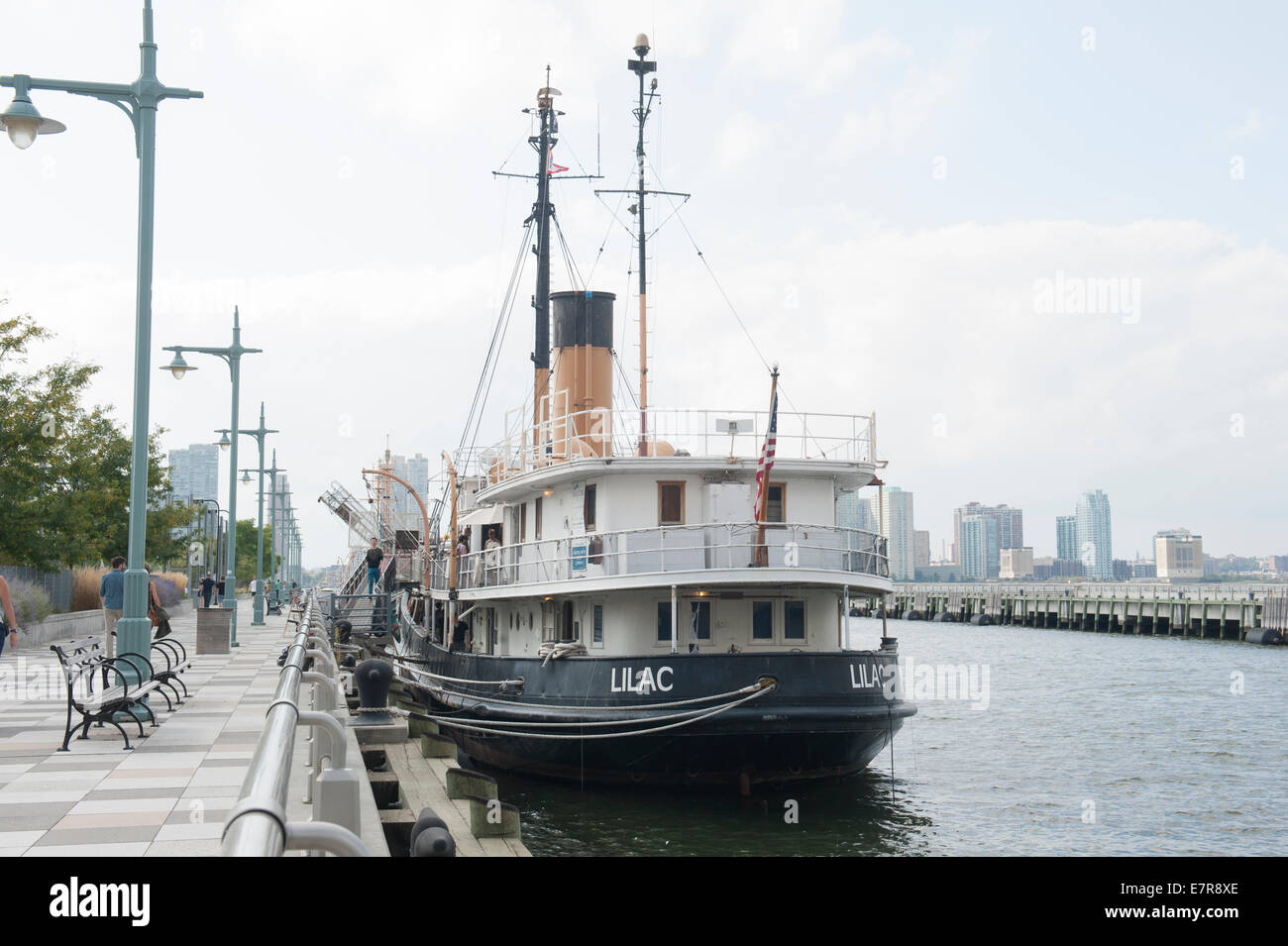 Der historische Leuchtturm zart, Flieder, festgemacht am Pier 25 im Hudson River Park, Manhattan, New York City. Stockfoto