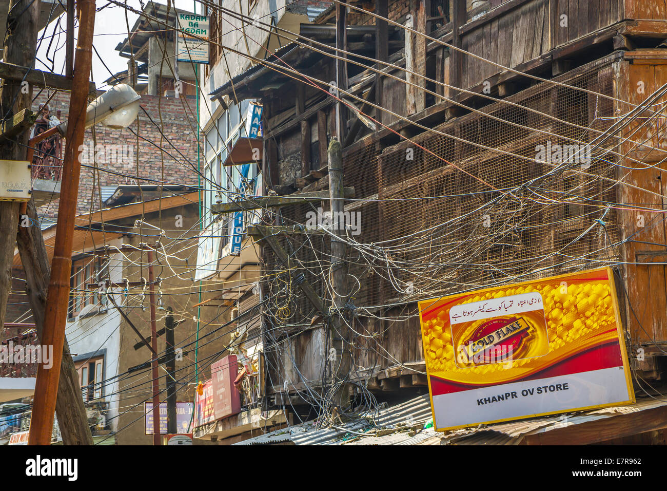 Masse des elektrischen Kabelsalat tragen macht, die Häuser und Geschäfte von Srinagar Stockfoto