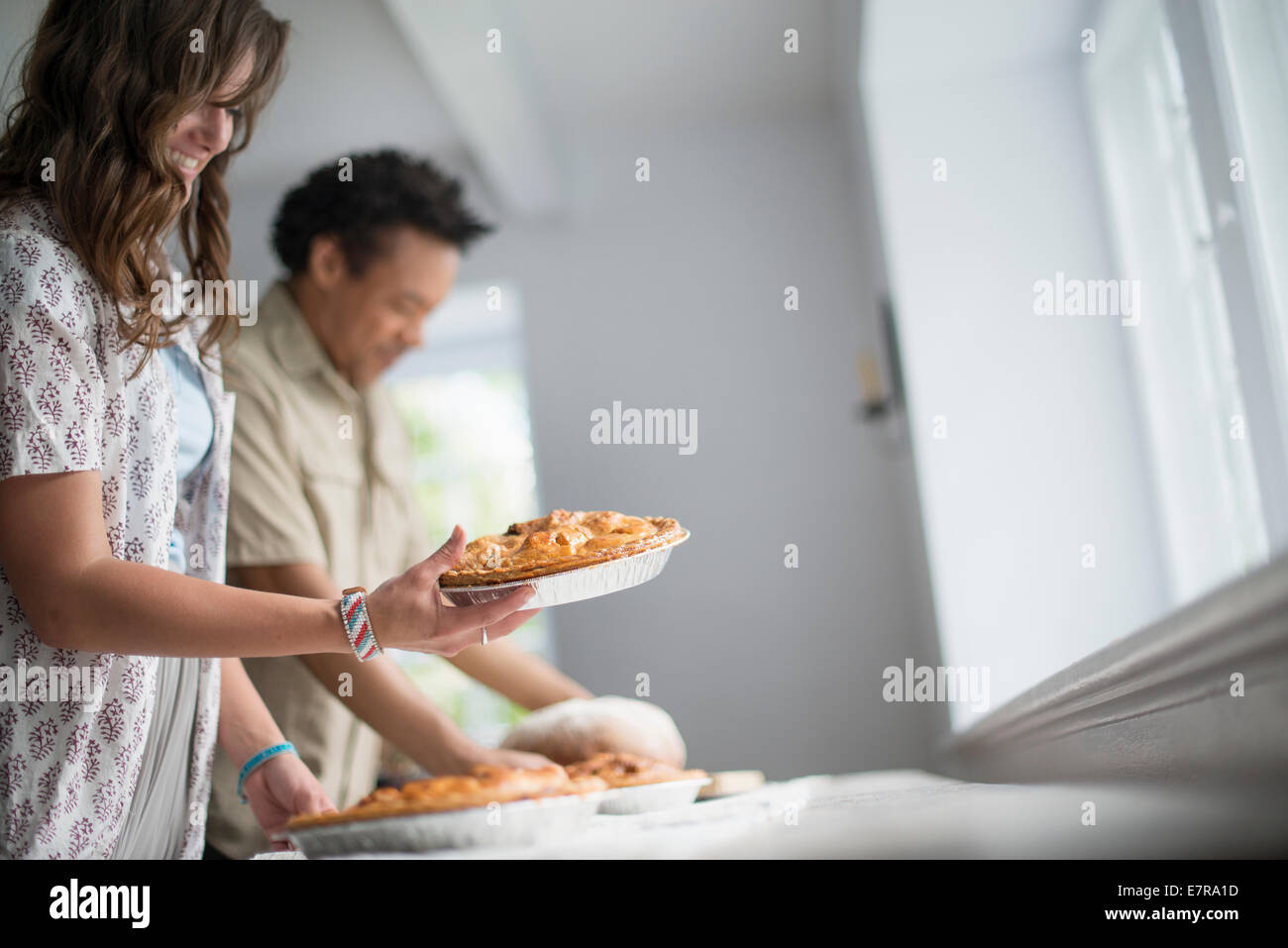 Menschen mit frischen Nahrungsmitteln zu einer Familientabelle. Stockfoto