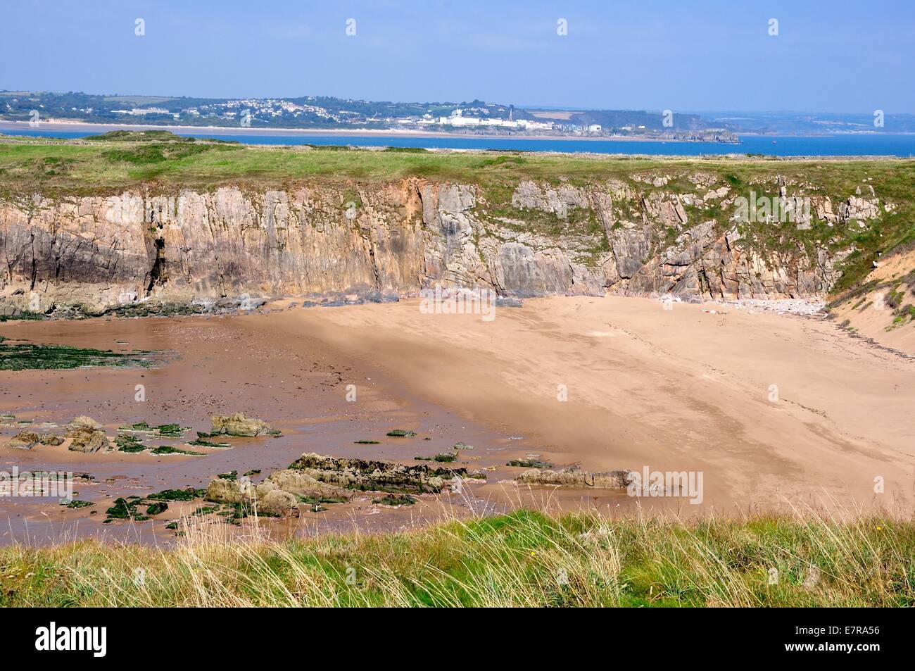 Blick von einer hohen Klippe auf Caldey Island, Pembrokeshire, Wales.Tenby auf die walisische Festland ist in der Ferne Stockfoto