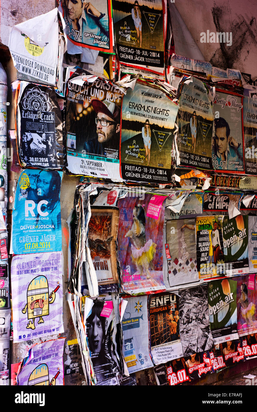 Plakate geklebt auf Plakaten in einer Gasse in Hamburgs Stadtteil St. Pauli. Stockfoto