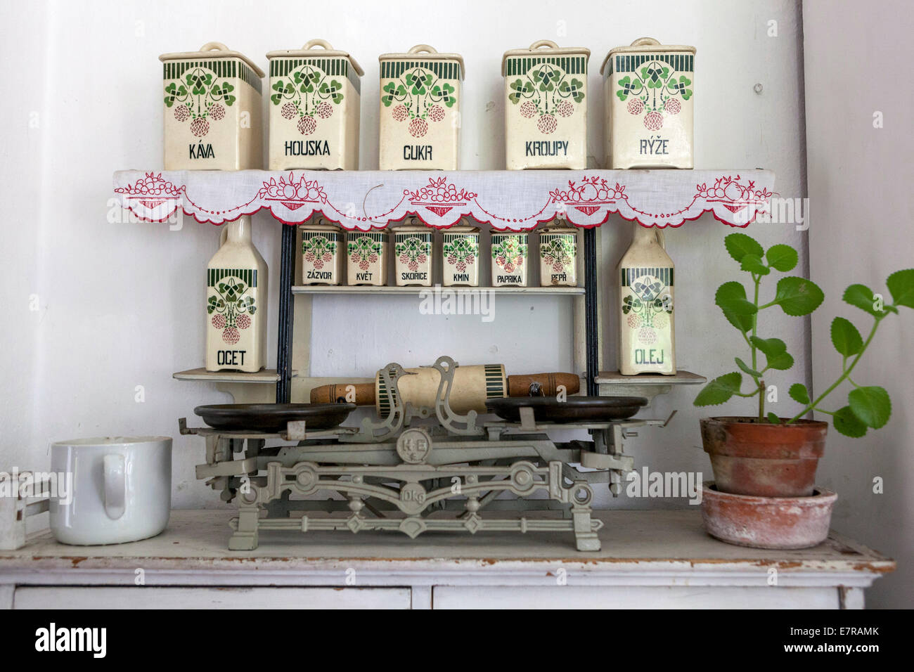 Alte rustikale Küche mit Töpfen auf Zutaten Stockfoto