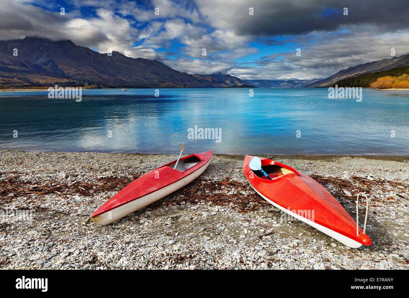 Roten Kajaks am See Wakatipu See, New Zealand Stockfoto