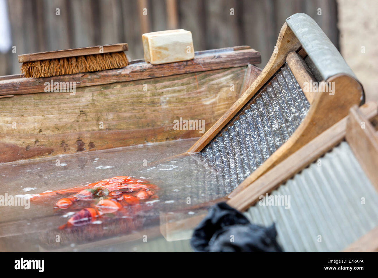 Wäsche waschen am alten Holz- waschbrett und Wanne waschen Kleidung Stockfoto