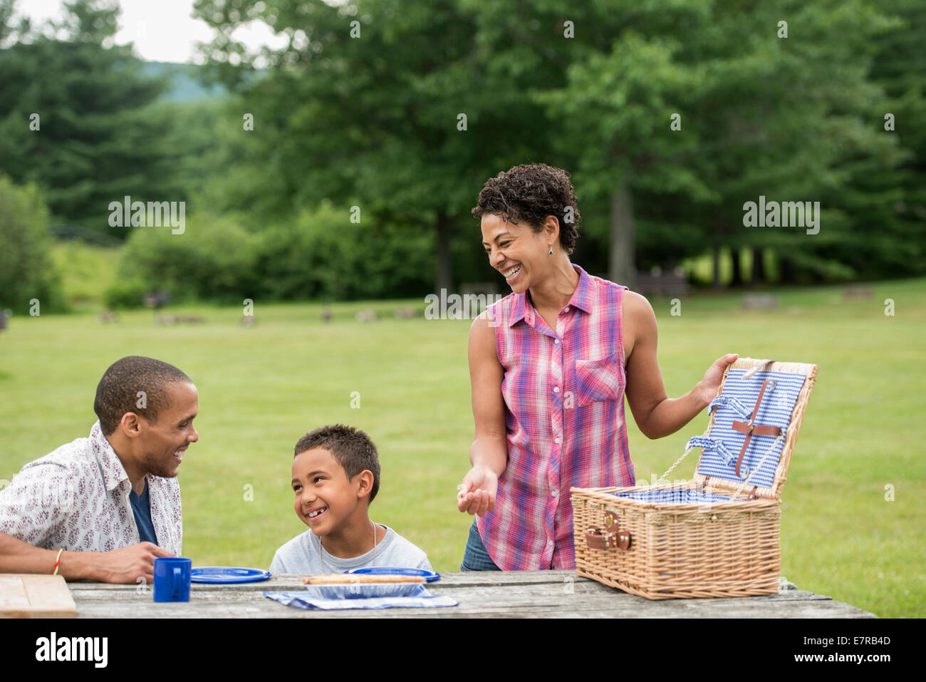 Familie mit einem Picknick im Sommer. Stockfoto