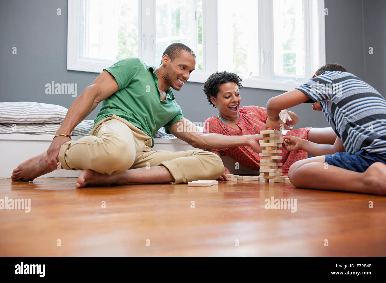 Familie auf dem Boden, ein Spiel zu Hause. Stockfoto
