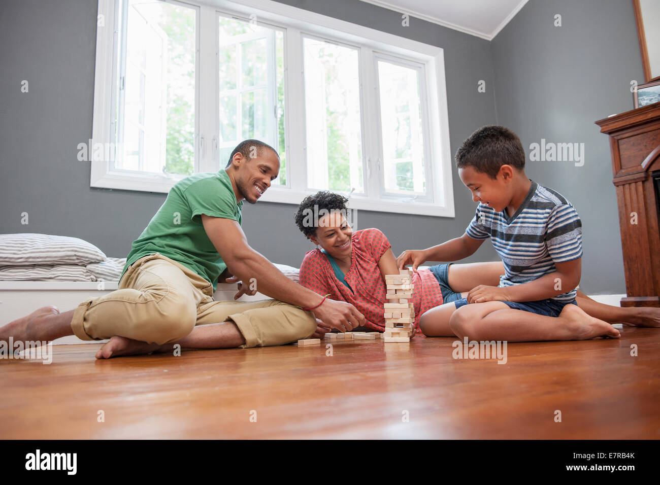 Familie auf dem Boden, ein Spiel zu Hause. Stockfoto