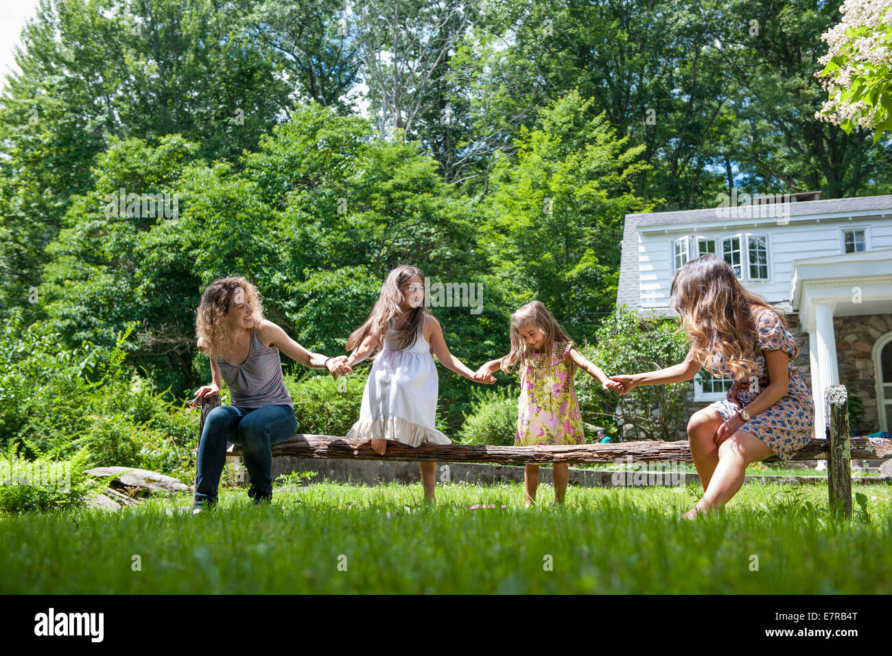 Familie im Sommer im Garten spielen. Stockfoto