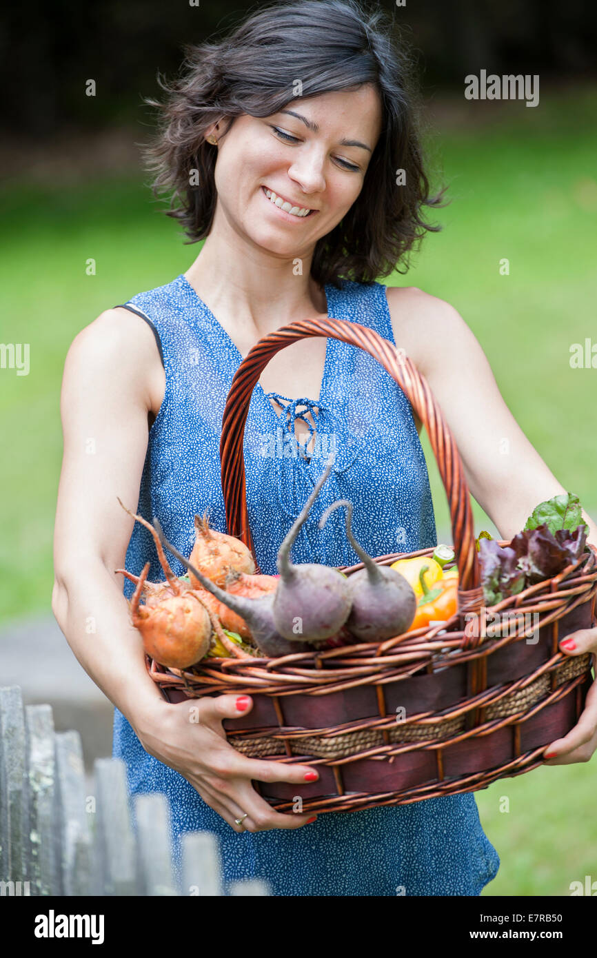 Wie Als Frau Auf Einen Korb Reagieren Basket vegetable fruit -Fotos und -Bildmaterial in hoher Auflösung – Alamy