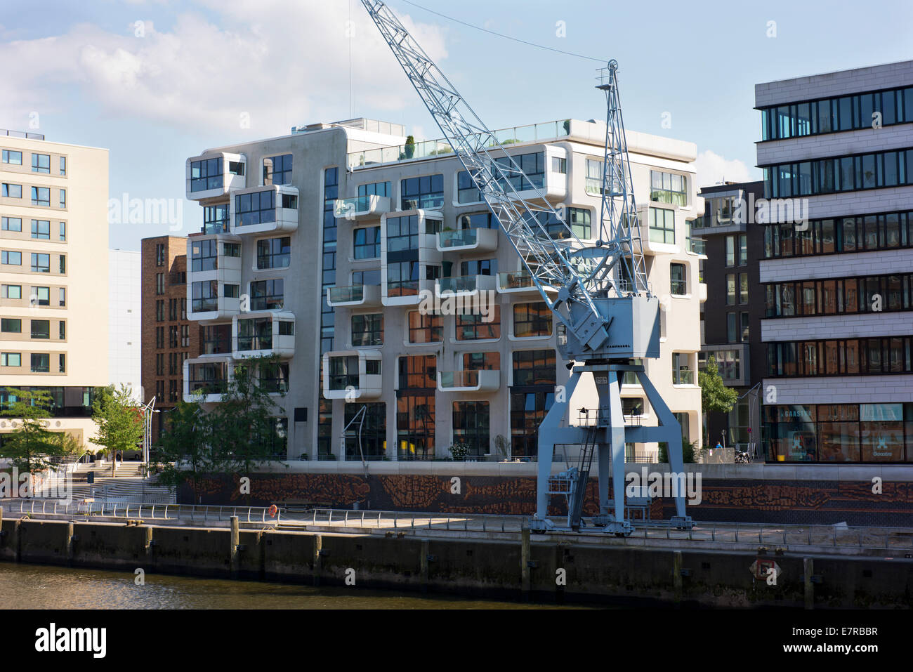 Moderne Wohnhäuser und alten Kran in Hamburgs Neu Stadt. Stockfoto
