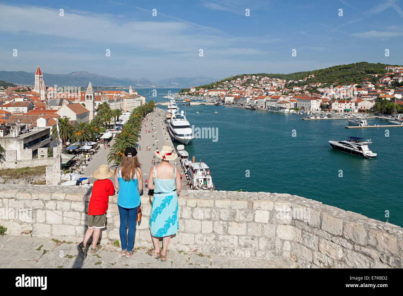 Blick auf die Altstadt und das Meer aus Festung Kamerlengo, Trogir, UNESCO-Welterbe Anblick, Dalmatien, Kroatien Stockfoto