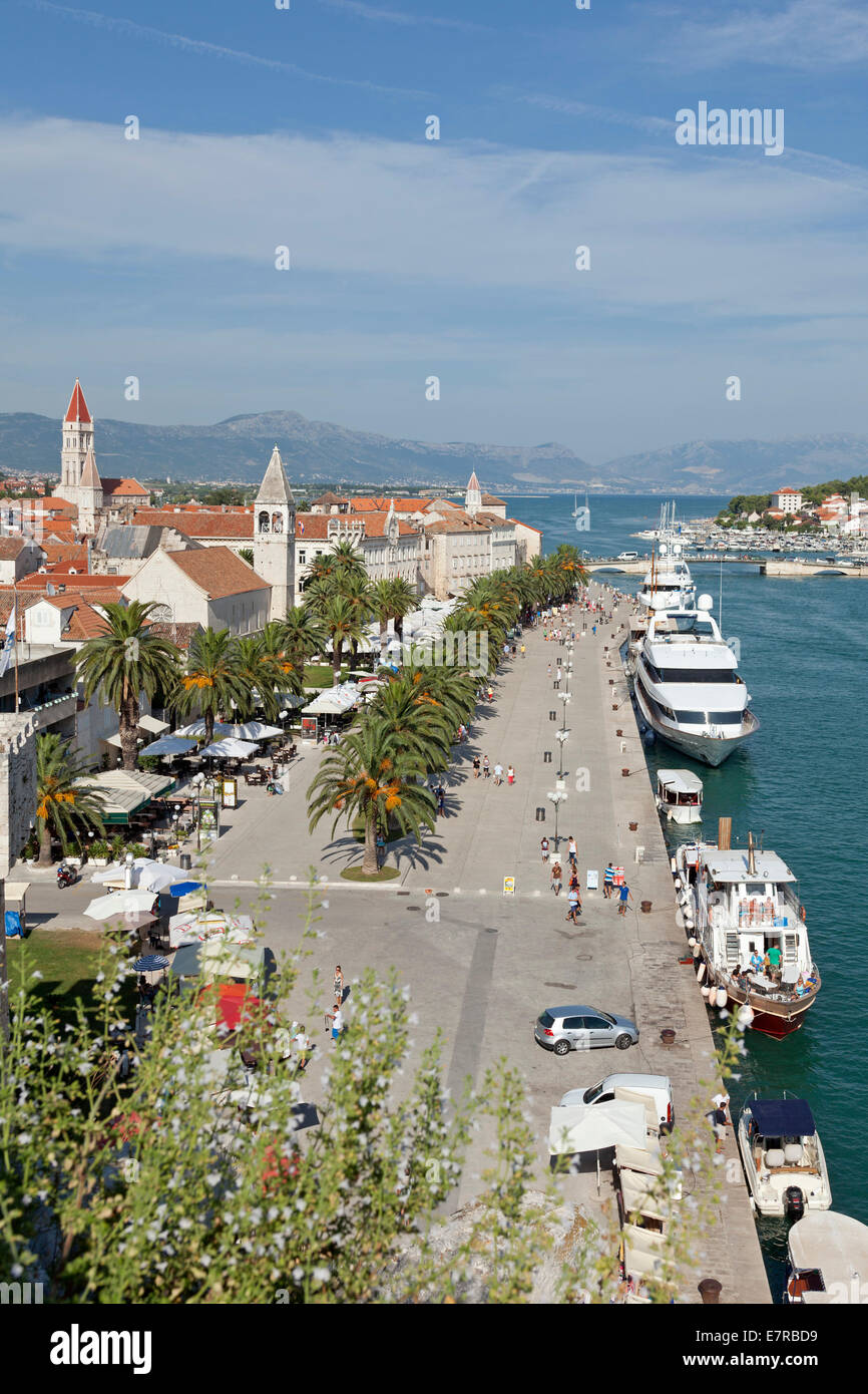 Blick auf die Altstadt und das Meer aus Festung Kamerlengo, Trogir, UNESCO-Welterbe Anblick, Dalmatien, Kroatien Stockfoto