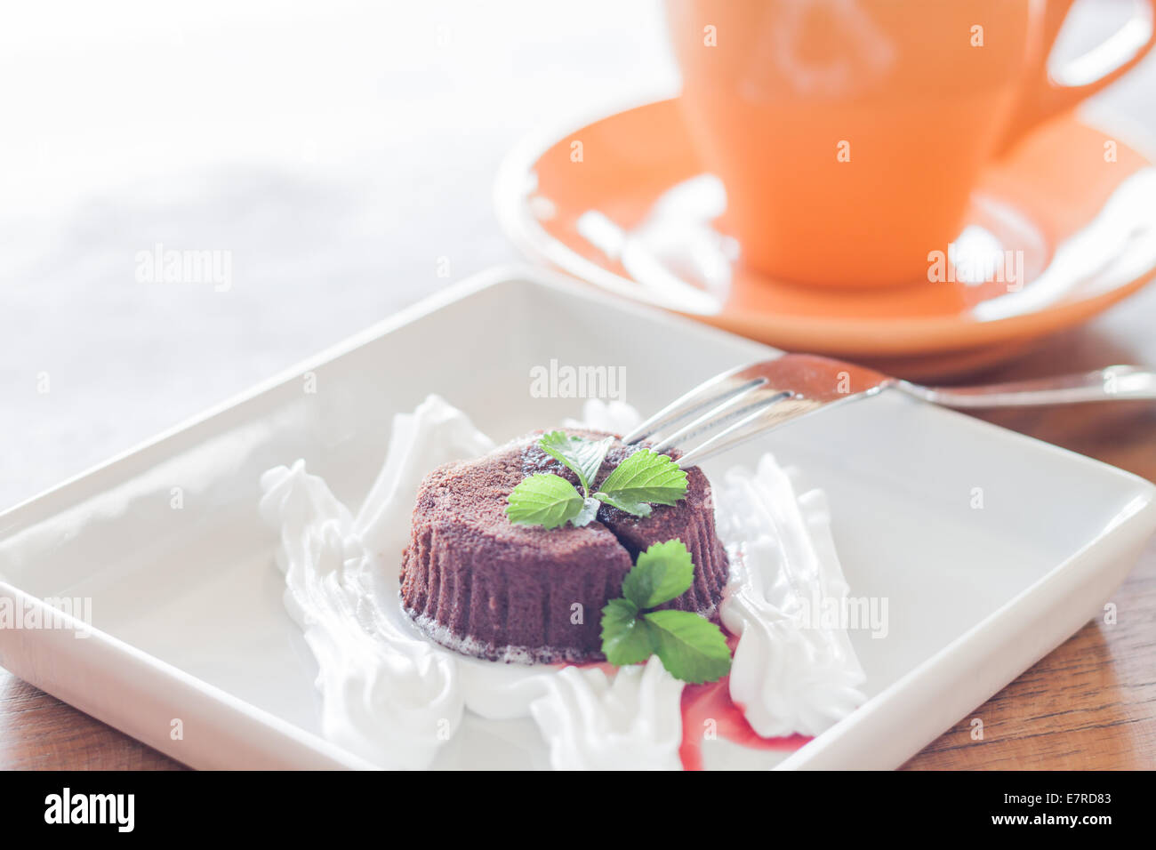 Schokolade Lava mit orange Kaffeetasse, Foto Stockfoto
