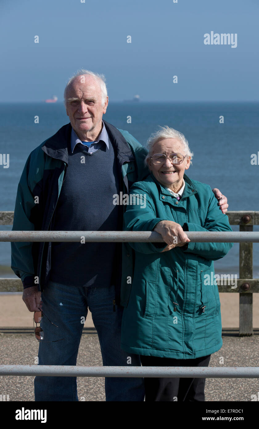 Robert und Winifred Kane, Bewohner der historischen Footdee Gegend von Aberdeen, Schottland. Stockfoto