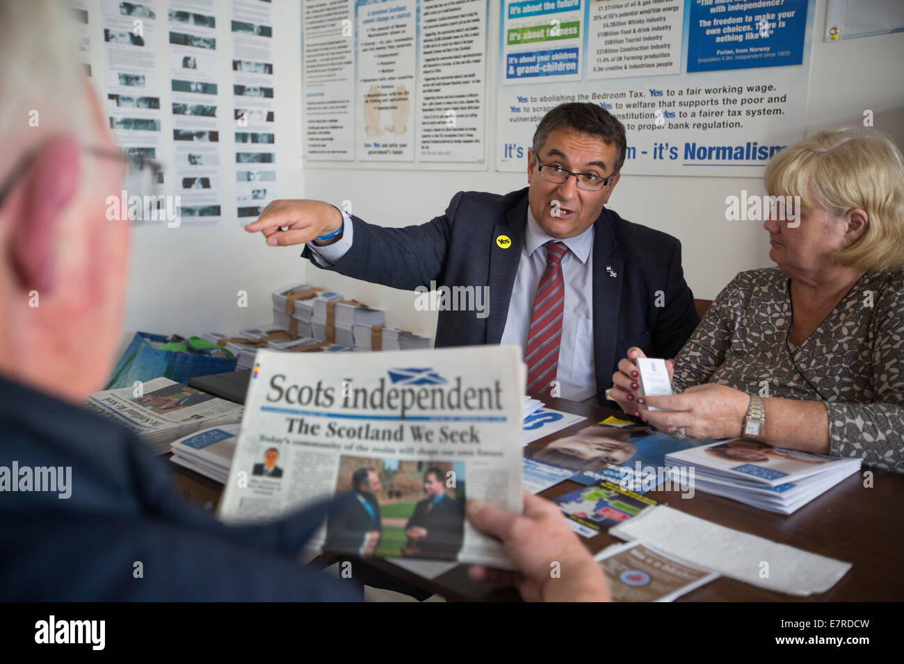 Frankreich geborene Christian Allard, ein Mitglied des schottischen Parlaments für die Region des Landes Nord-Ost, im Gespräch mit Freiwilligen Stockfoto
