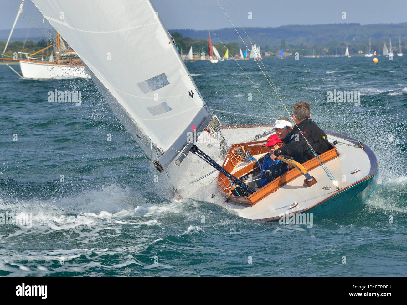 Sunbeam Keel Class "Alchemy", Bootsrennen mit der Familie in Chichester Harbor, West Sussex, unter perfekten Windbedingungen für das Boot. England, Großbritannien Stockfoto