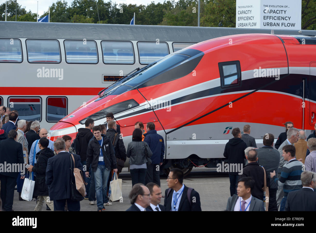 Berlin, Deutschland. 23. Sep, 2014.  Messe-Besucher Fuß Vergangenheit Frecciarossa 1000 Schulen (L) aus Italien in der Bahntechnik Messe "Innotrans" auf dem Messegelände in Berlin, Deutschland, 23. September 2014. Rund 2.700 Aussteller aus 55 Ländern präsentieren ihre Produkte vom 23. bis 26. September 2014. Bildnachweis: Dpa picture Alliance/Alamy Live News Stockfoto