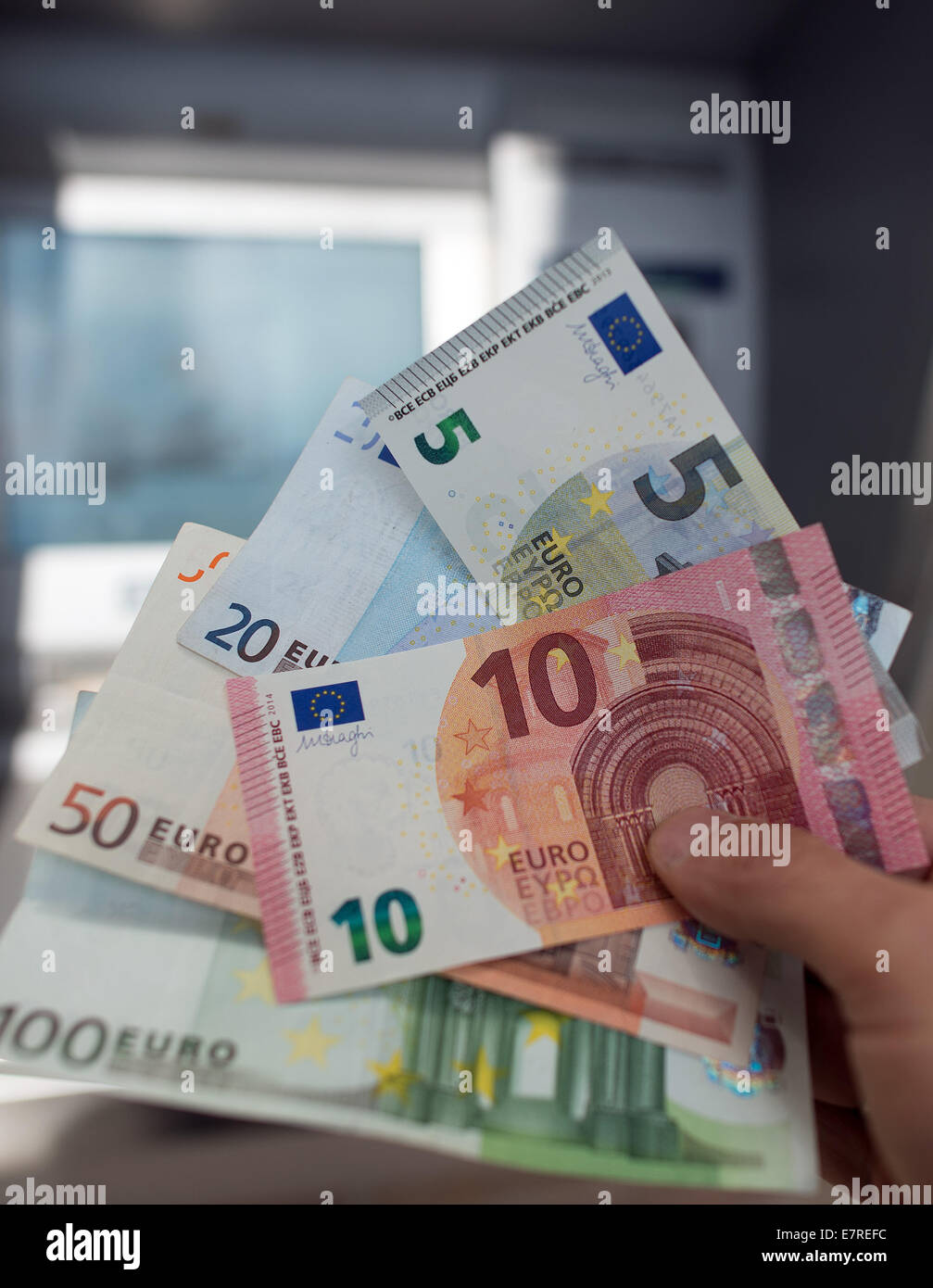 Köln, Deutschland. 23. Sep, 2014. ILLUSTRATION - Verbraucher hält Euro-Banknoten, die gehört die neue 10-Euro-Schein in Köln, 23. September 2014. Die neue 10-Euro-Note kommt in Umlauf. Die Banknote werden schwerer zu fälschen und halten länger. Bildnachweis: Dpa picture Alliance/Alamy Live News Stockfoto