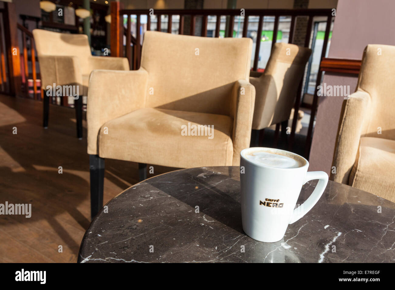 Große oder Grande Kaffee auf einem Tisch im Caffe Nero, Großbritannien Stockfoto