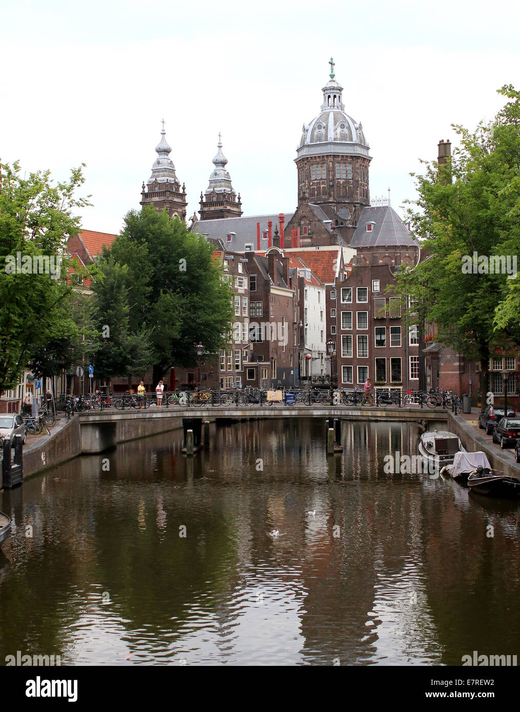 Späten 19. Basilika von St. Nikolaus, der großen katholischen Kirche in Amsterdam, von Oudezijds Voorburgwal Kanal aus gesehen Stockfoto