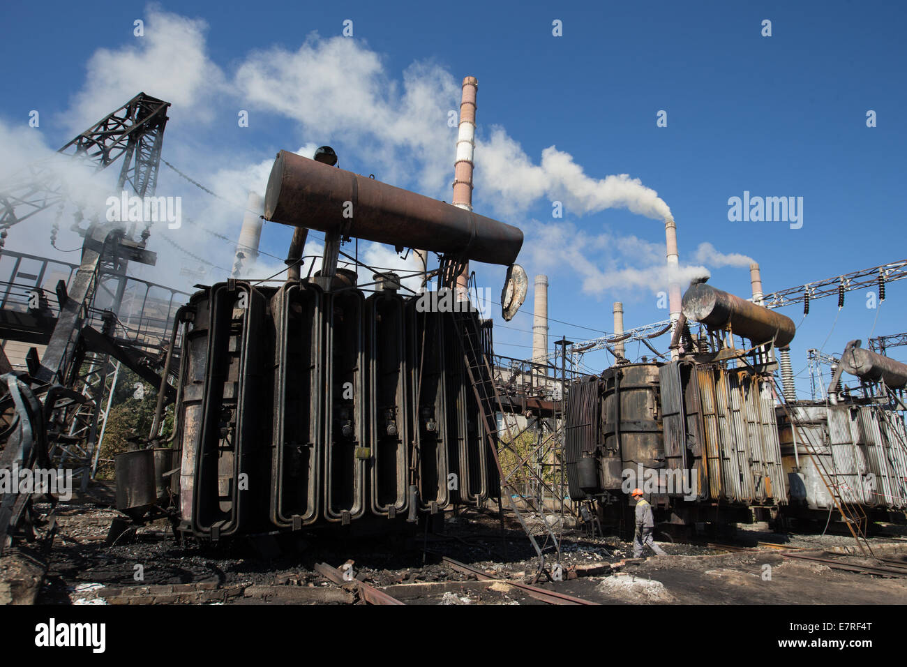 Transformatoren auf der Website der elektrischen Energie Pflanzen 'TES' in Shchastya, eine Ortschaft in der Nähe von Lugansk, Ukraine, 18. September 2014. Sie wurden durch Mörtel Bombardierung von pro-russischen Separatisten zerstört. Das Kraftwerk liefert Strom zu einem großen Teil von Lugansk und Umgebung. Schäden führen zu Black Outs in den Bereichen Novoajdar, Starobielsk, Severodonezk und Stanitschno-Lugansk. Foto: Jan A. Nicolas/dpa - NO-Draht-Dienst- Stockfoto