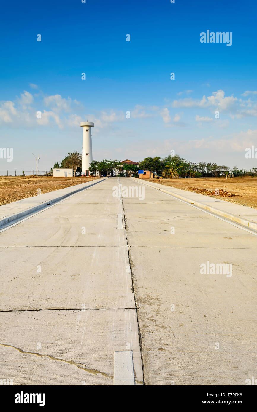Neu gebaute Betonweg führt zu einem Leuchtturm in der Restaurierung Stockfoto