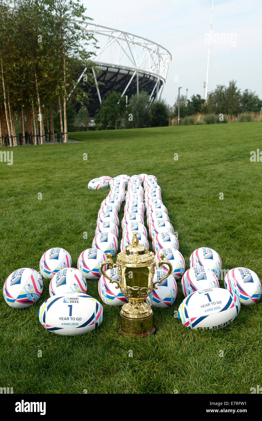 London, UK. 23. September 2014. Webb Ellis Cup auf dem Display in Newham, Markierung 1 Jahr To Go bis zum ersten Turnier-Spiel im Olympiastadion. Bildnachweis: Elsie Kibue / Alamy Live News Stockfoto