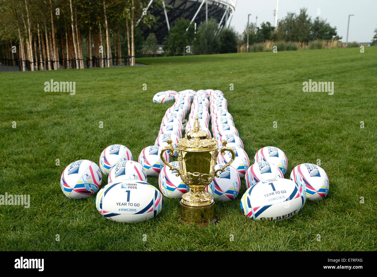 London, UK. 23. September 2014. Webb Ellis Cup auf dem Display in Newham, Markierung 1 Jahr To Go bis zum ersten Turnier-Spiel im Olympiastadion. Bildnachweis: Elsie Kibue / Alamy Live News Stockfoto