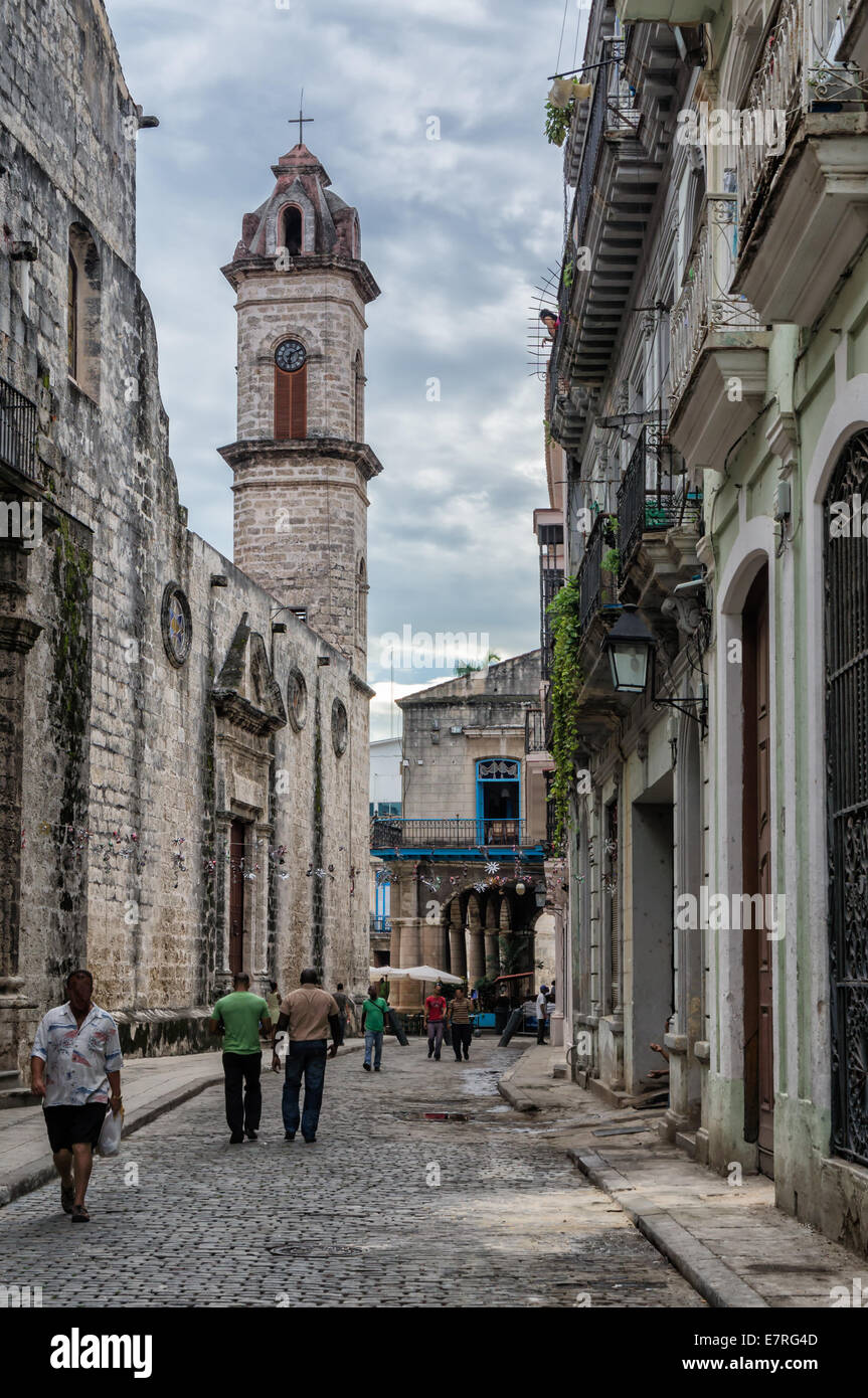 Havanna, Kuba. Straßenszene mit abgenutzten Gebäude. Stockfoto